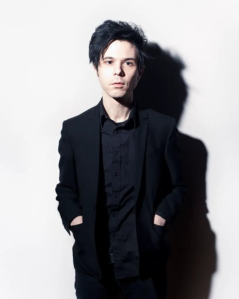 How tall is Nick Zinner?